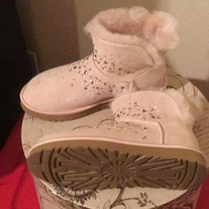 Fleshy pink sparkly Ugg’s